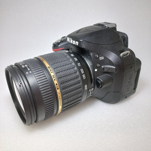 [방문고객현금특가] 입문용 DSLR카메라 니콘 D5200+18-200mm 멀티렌즈+32GB메모리카드 풀패키지